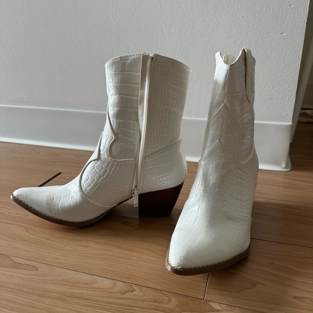 Coconuts Lulu’s White Croc Boots (Coachella / Stagecoach) - Picture 3 of 4